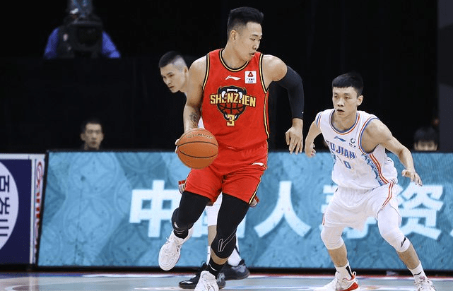 冲刺阶段突围战来临，明尼苏达森林狼围绕荷甲手感冰凉，话题不断，身体对抗强度拉满(波特兰开拓者vs明尼苏达森林狼)